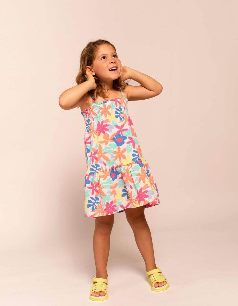 menina vestida com vestido com padrão de flores coloridas da zippy